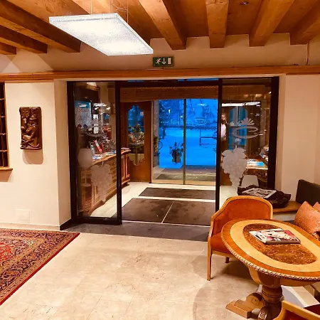 Bar & Restaurant فندق